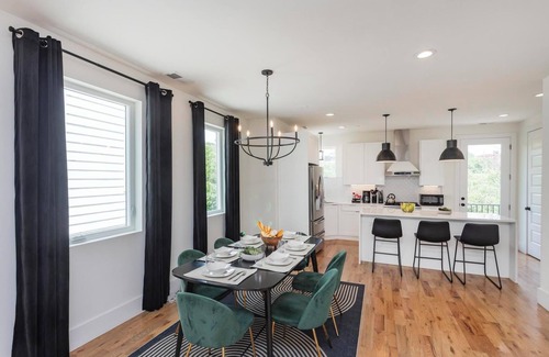 Katie Hill Neighborhood House | The Skyline Escape | City Views | Luxury Group Getaway