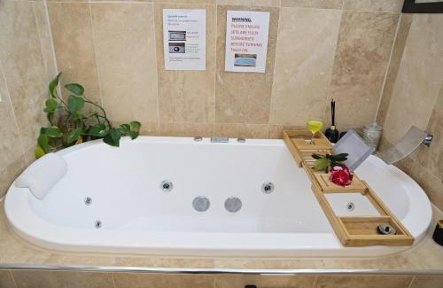 Katoomba House | The Smart Retreat-Voice control smart house spa bath cinema
