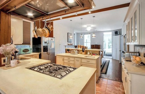 Nyack House | "The Stable" A Charming 3-bedroom house in Nyack with a Tennis Court