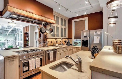 Nyack House | "The Stable" A Charming 3-bedroom house in Nyack with a Tennis Court