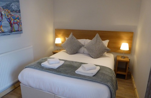 Arden Apartment | The Stables Lower Cottage 5 (Auchendennan) - sleeps 2 guests in 1 bedroom