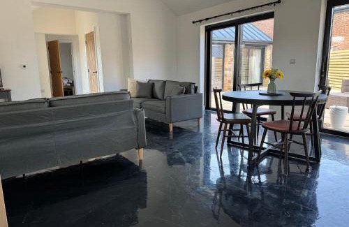 Hoylandswaine House | The Stables, Modern 2 bed, 4 person, Rural Barn Conversion with Great Access
