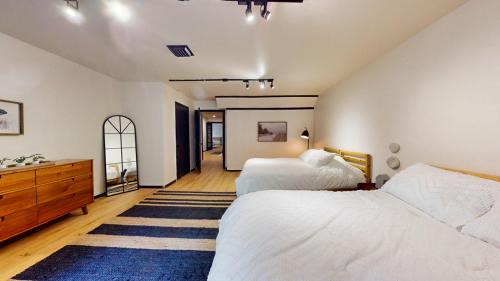 Pond Eddy House | The Stone Mason - Large Modern Home on 5 Acres - 2 Hrs from NYC