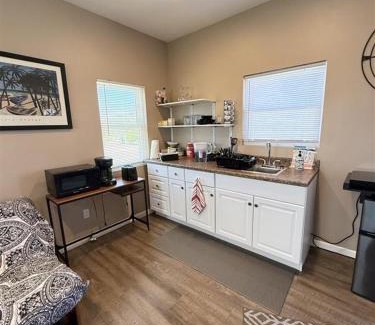 Clairemont Mesa West Apartment | The studio apartment in Clairemont - New AC unit