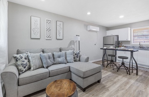 Sulphur Apartment | The Suite Spot 5 - minutes from casinos