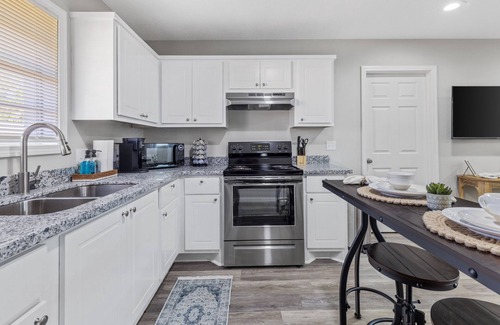Sulphur Apartment | The Suite Spot 5 - minutes from casinos