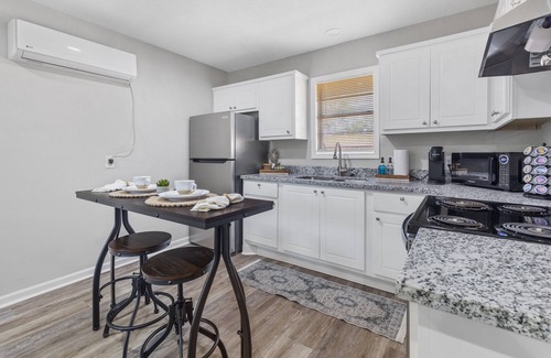 Sulphur Apartment | The Suite Spot 5 - minutes from casinos