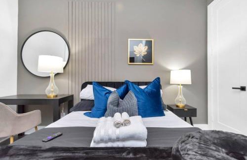 East Downtown Houston House | The Suite Spot! Downtown Skyline Views! Sleeps 12