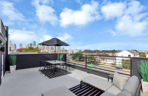 East Downtown Houston House | The Suite Spot! Downtown Skyline Views! Sleeps 12