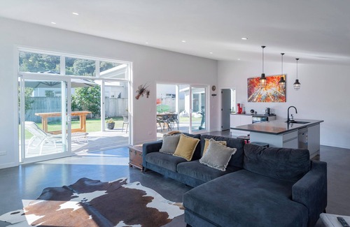 Whitianga House | The Summer Stunner - Whitianga Holiday Home