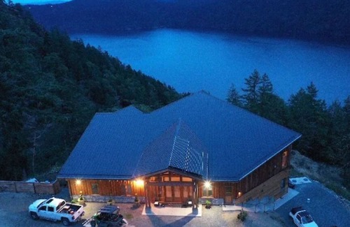 Malahat Apartment | The Summit Room suite – Breathtaking Fjord View at the Summit House.