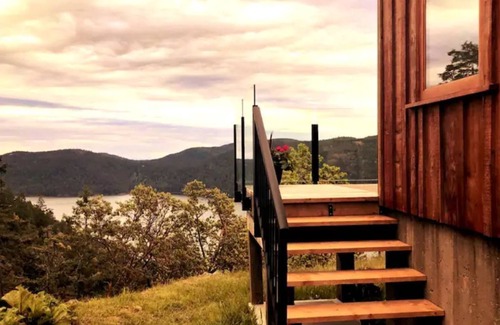 Malahat Apartment | The Summit Room suite – Breathtaking Fjord View at the Summit House.