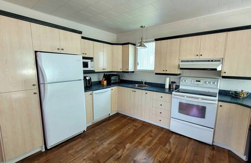 Pohenegamook Ski Chalet | The Sun Mook | Lakefront | Kayaking & Billiards | SPA | BBQ