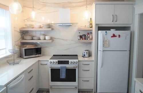 Frankfort House | The Sundowner - Gorgeous Victorian Home Just 1 Block from Beach and Downtown!