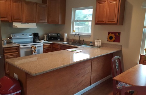 Brent Apartment | The Sunflower Inn is a cozy, comfortable and private full 1 bedroom apartment.