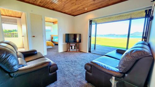 One Tree Point House | The Sunrise Bach - One Tree Point Holiday Home