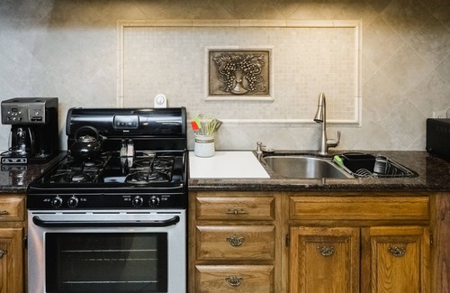 Hill County House | THE SUNRISE ROOM - Mountain Lakeview Lodge ~ Enjoy your stay!