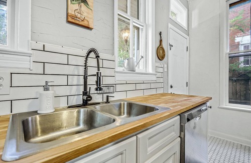 Harrisburg - Hershey House | The Swallow House - 3BR, *HOT TUB*, Midtown HBG