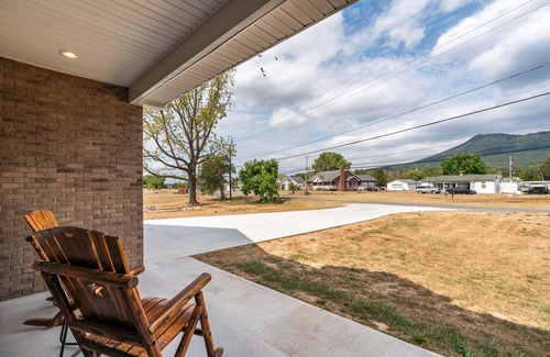 McGaheysville House | The Swaying Oasis: near JMU & Massanutten. Book Your Perfect Stay!