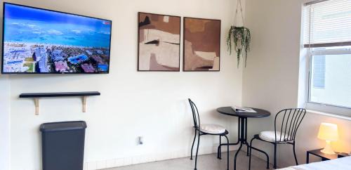 Lake Ridge Apartment | The Sweet Escape Studio - Pets/Parking/Beach
