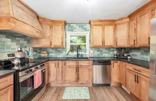 Jackson House | The Sweet Pea 3BD 2BA Cozy, Stylish Stay Just Minutes from I-40 & Everything