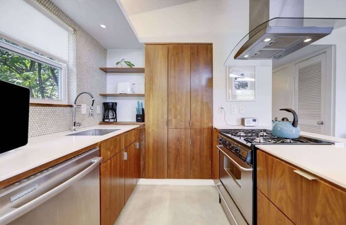 South River City House | The Tiffany | Pet-Friendly SoCo Townhome