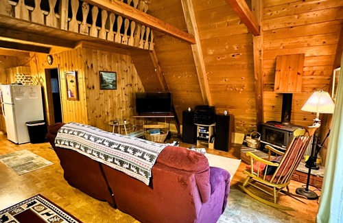 Jay Cabin | The Toasty Chalet - minutes from Whiteface Mt! Dogs welcome!