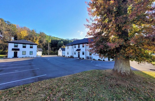 Tazewell Apartment | The Traveler on Main - Suite 6