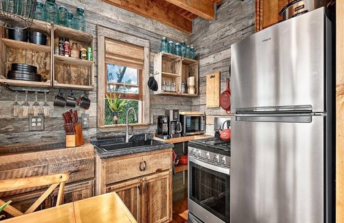 Cataloochee Ranch Cabin | The Treehouse at Cataloochee - Luxury, Mountain Experience at 4,900ft! HOT TUB!