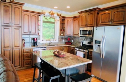 West Jefferson Cabin | The Treetop Terrace, VIEWS, DECKS, SLEEPS 13