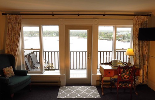 Hubbards Hotel | The Tuna Blue Inn and Restaurant