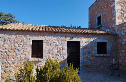 Omales Apartment | The Two Carob Trees, Traditional Stonehouse, Nikandri, Pirgos Diros