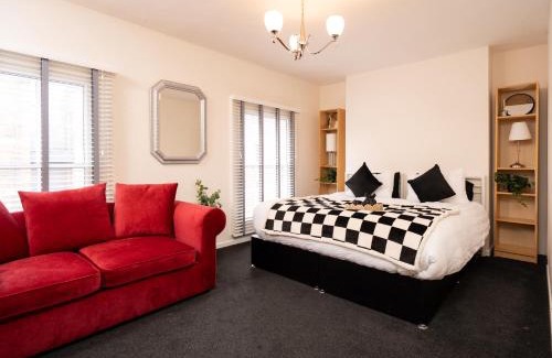 Belfast Central District Apartment | The U2 Crib - Unique History, Stylish with Parking