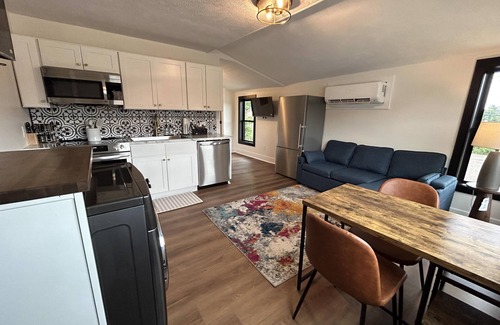 Nelson Apartment | The Victorian Queen Getaway – Walkable, Washer/Dryer, Downtown Charm