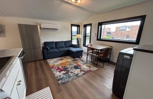 Nelson Apartment | The Victorian Queen Getaway – Walkable, Washer/Dryer, Downtown Charm
