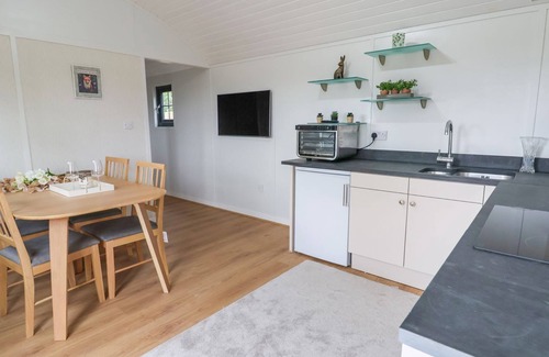 Overton-on-dee Cottage | THE VIEW, pet friendly, with hot tub in Bangor-On-Dee
