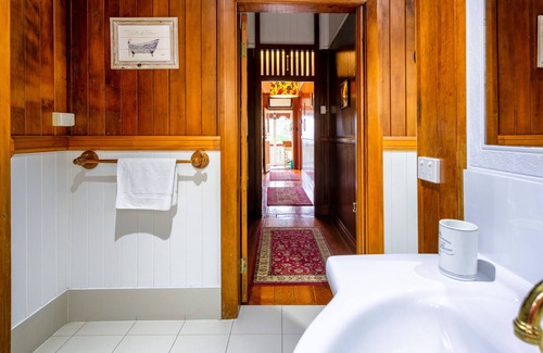 Mudgeeraba Bed & Breakfast | The Village B&B