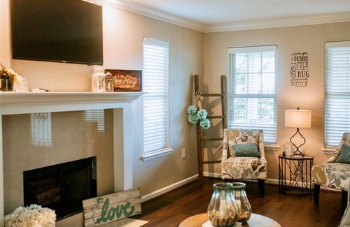 New Ulm Resort | The Vine: Stunning Event Venue/Retreat on Vineyard with Private Lake, Sleeps 20