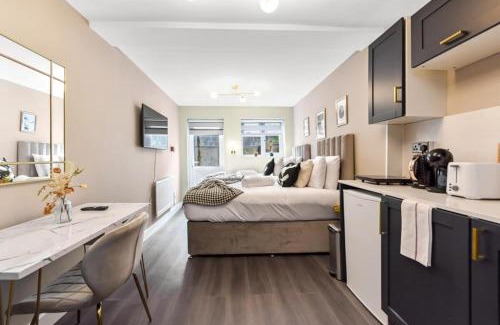 Seven Sisters Apartment | The Wanderer's Nest, Sleek Studio Near It All 1A