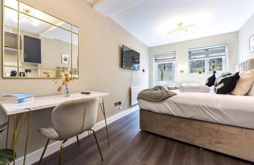 Seven Sisters Apartment | The Wanderer's Nest, Sleek Studio Near It All 1A