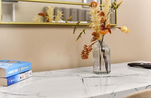 Seven Sisters Apartment | The Wanderer's Nest, Sleek Studio Near It All 1A