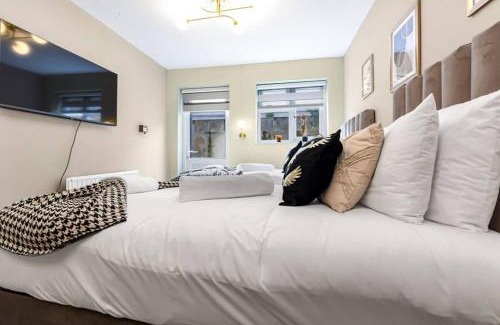 Seven Sisters Apartment | The Wanderer's Nest, Sleek Studio Near It All 1A