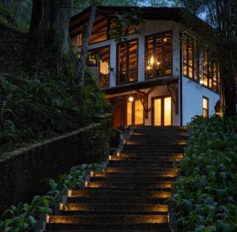 Ganga Ihala Korale Villa | The Weir House