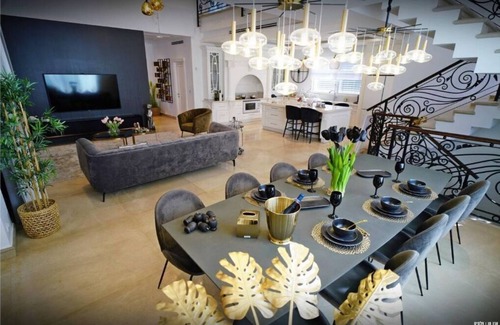Caesarea House | The While House .