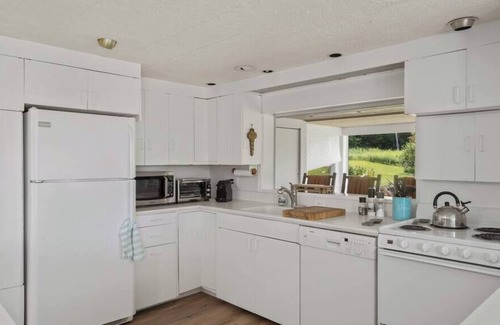 Whitingham House | The White Birches | Modern Home w/Lake Access