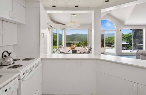 Whitingham House | The White Birches | Modern Home w/Lake Access