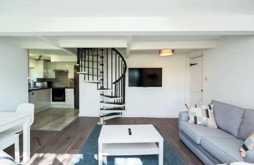 Upper Dicker House | The White Cottage at Gildridge + Private Hot Tub+EV