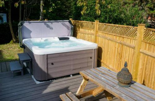 Upper Dicker House | The White Cottage at Gildridge + Private Hot Tub+EV
