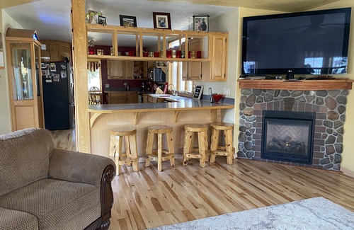 Klamath Falls House | THE WHITE HAVEN 7 beds, large yard, pets