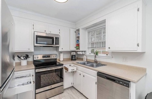Lexington House | "The White House" 10/10 location!